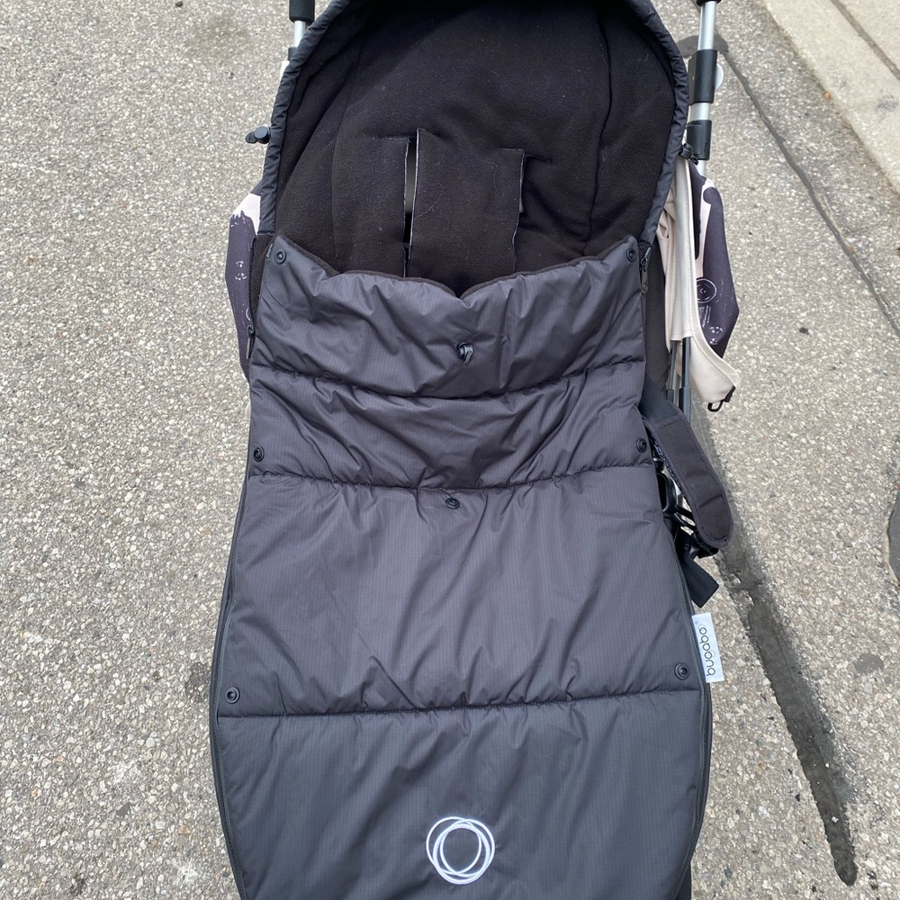Limited edition Andy Warhol canopy (cars)
Black seat
Includes bugaboo foot muff